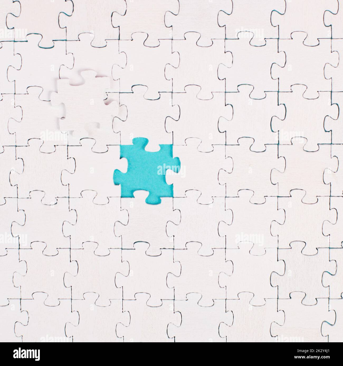 Weißes Puzzle auf blauem Hintergrund, fehlende Teile, Zusammenarbeit im Team, Suche nach Lösungen, das letzte Stück Stockfoto