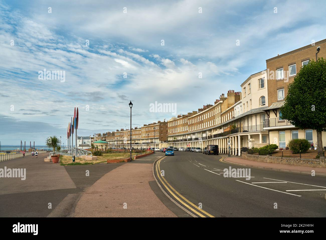 Wellington Crescent in Ramsgate, Großbritannien, mit Conrad Shawcross' Beacons auf der linken Seite Stockfoto