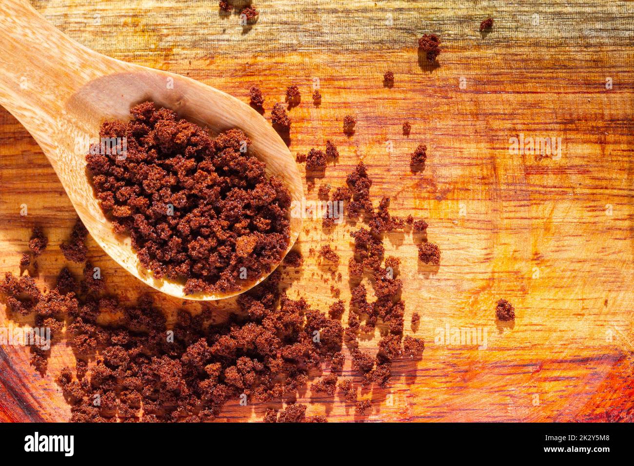 Instant-Kaffee im Holzlöffel, Draufsicht Stockfoto