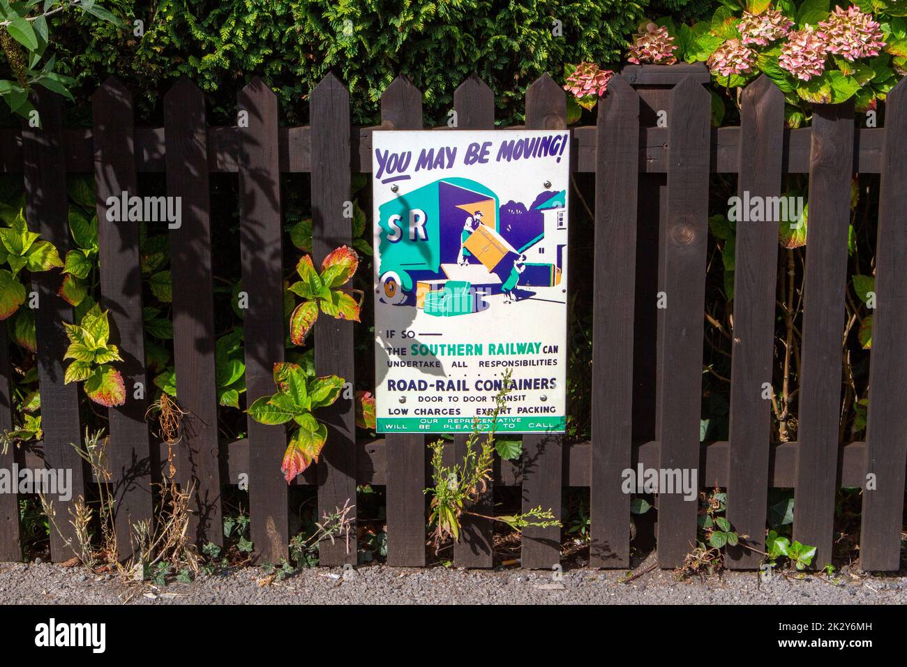 Antike Emaille Werbeschilder Stockfoto