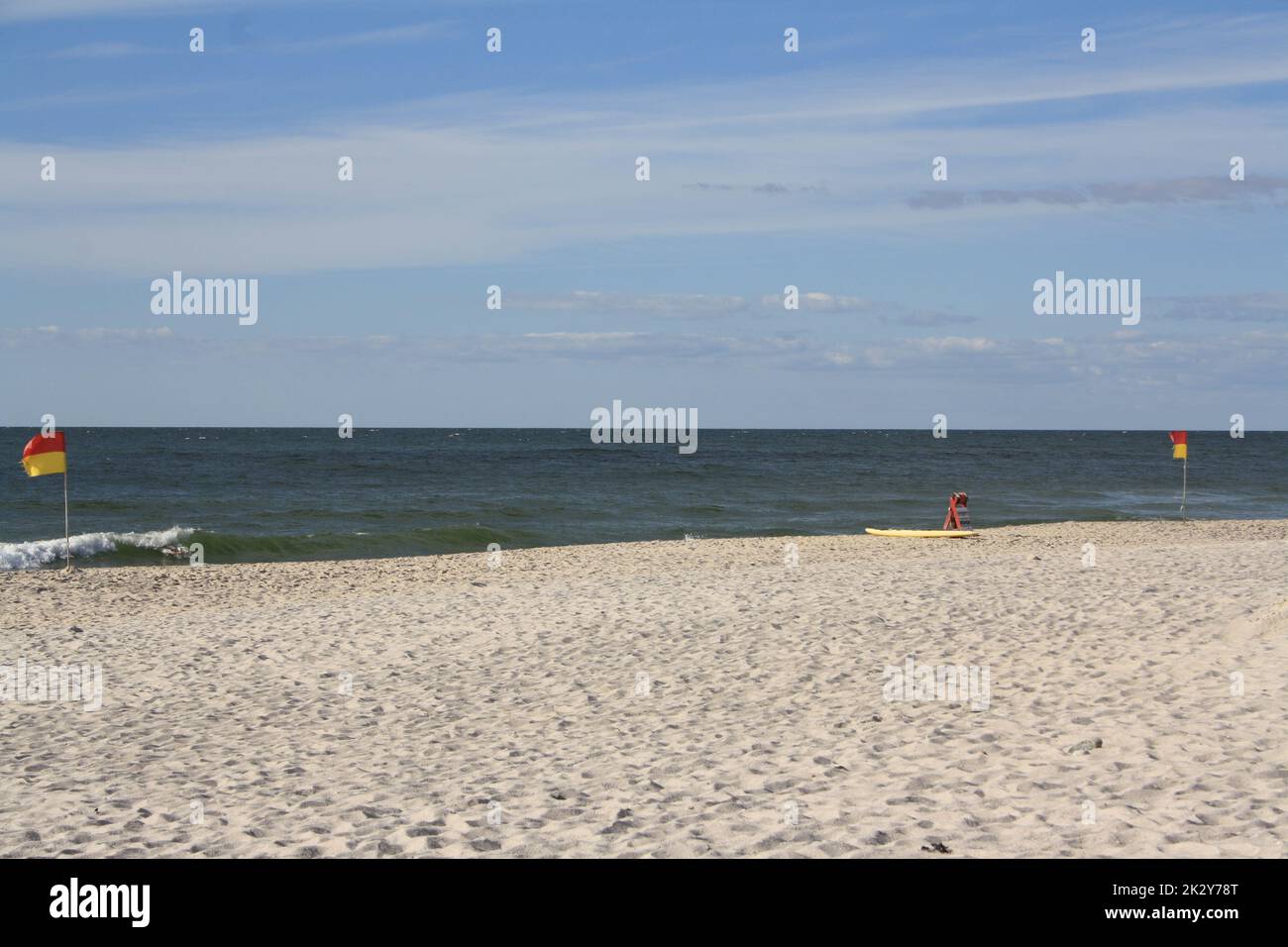 Badeabschnitt am Strand von Wenningstedt auf Sylt mit Schwimmbrett Stockfoto