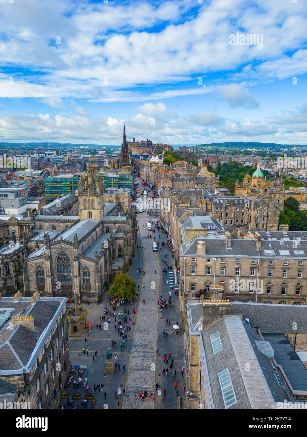 Luftaufnahme der Royal Mile und der St Giles Cathedral in der Altstadt von Edinburgh, Schottland, Großbritannien Stockfoto