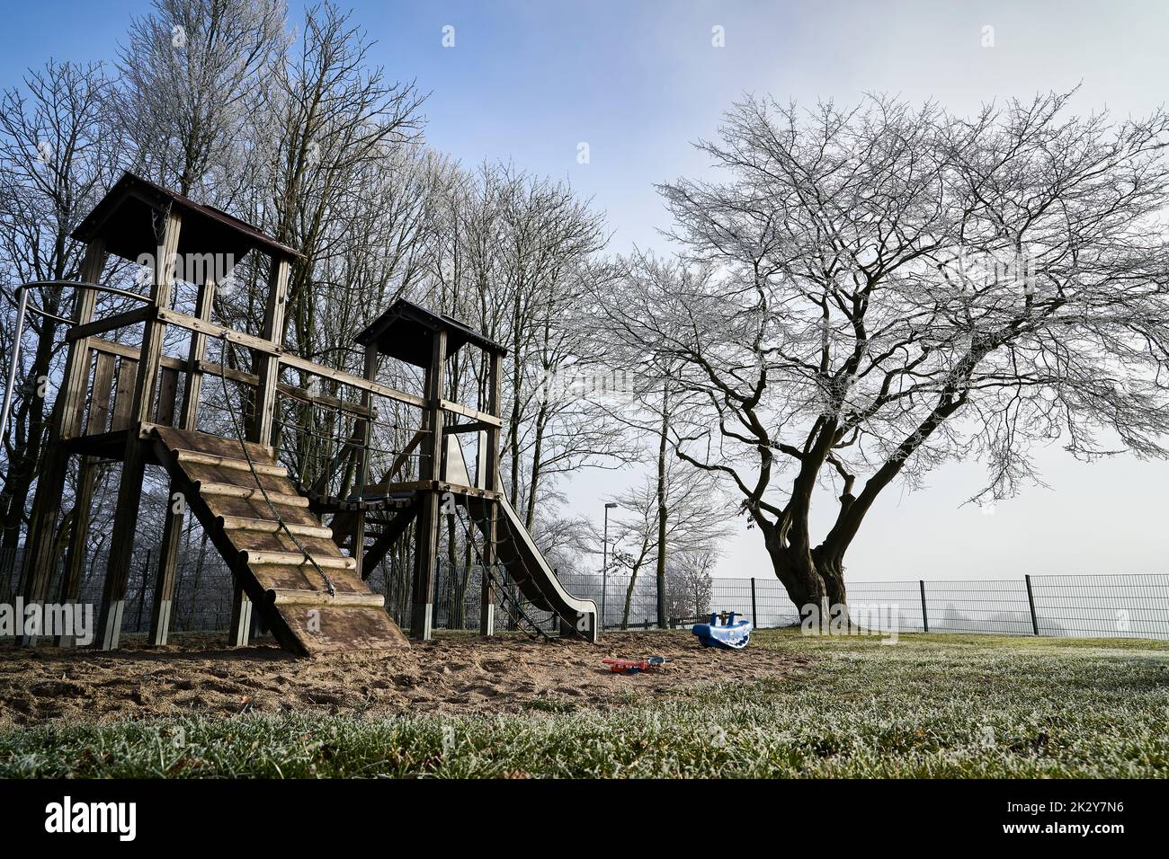 Raureif, auch Raureif, Strahlungsfrost oder Pruina, auf einem verlassenen Spielplatz während der Covid 19, Corona Stockfoto
