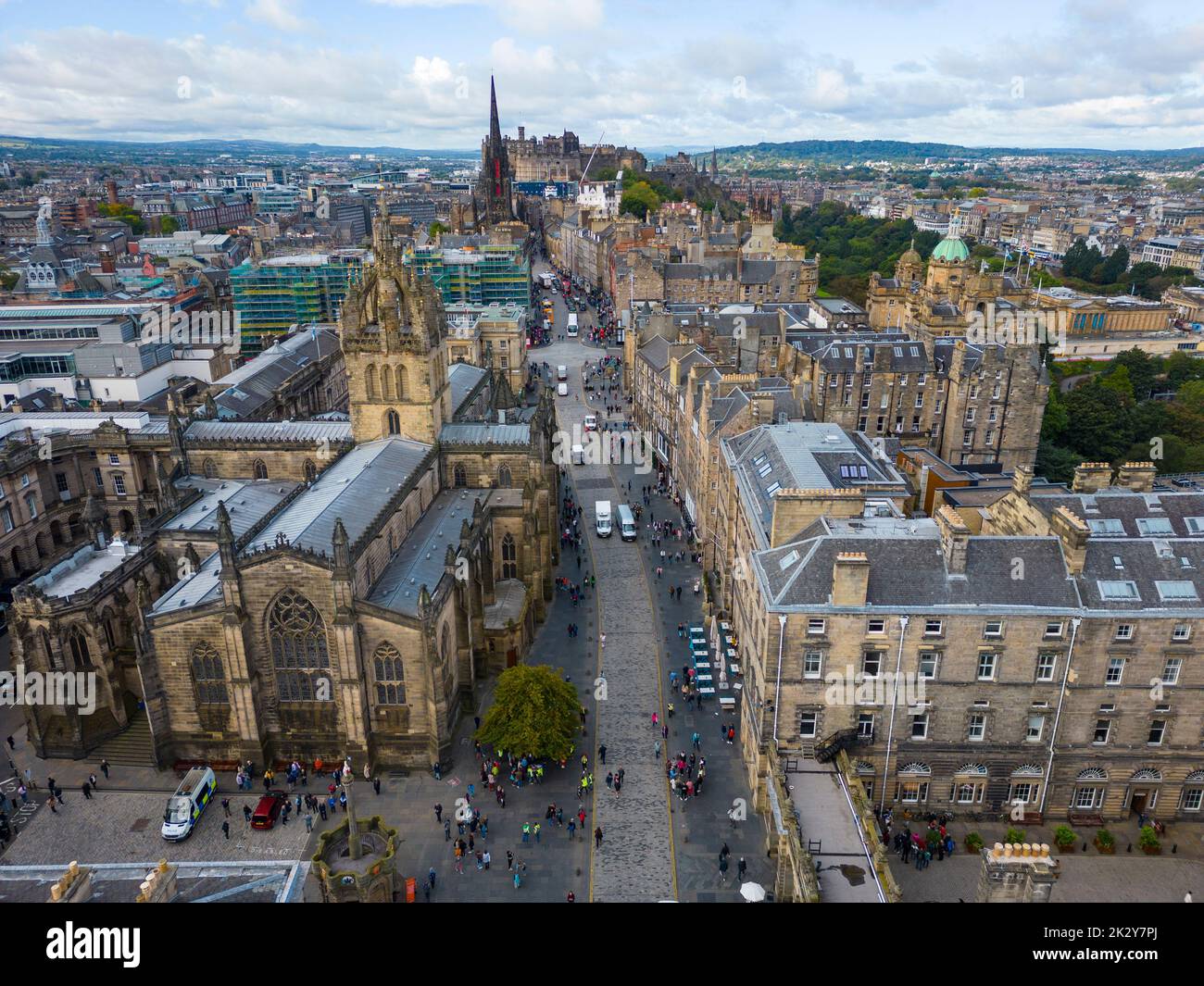 Luftaufnahme der Royal Mile und der St Giles Cathedral in der Altstadt von Edinburgh, Schottland, Großbritannien Stockfoto