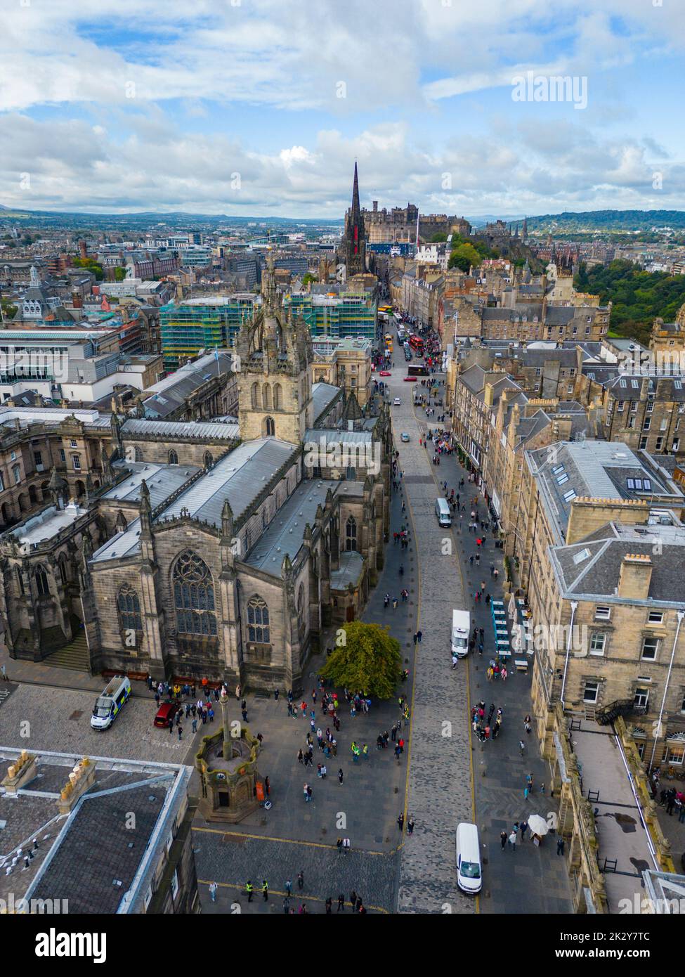Luftaufnahme der Royal Mile und der St Giles Cathedral in der Altstadt von Edinburgh, Schottland, Großbritannien Stockfoto