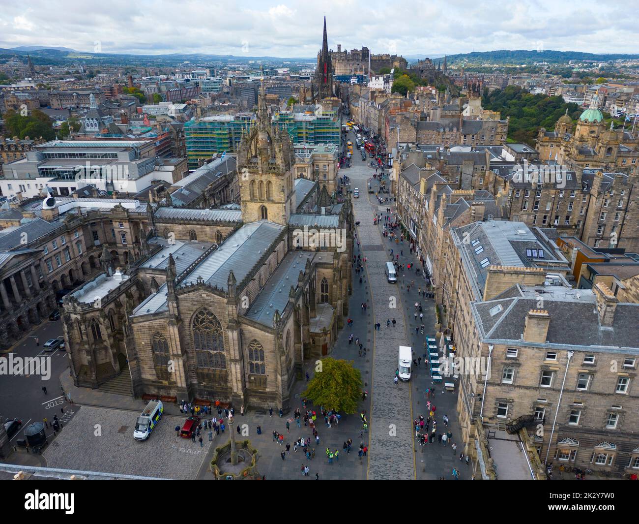 Luftaufnahme der Royal Mile und der St Giles Cathedral in der Altstadt von Edinburgh, Schottland, Großbritannien Stockfoto