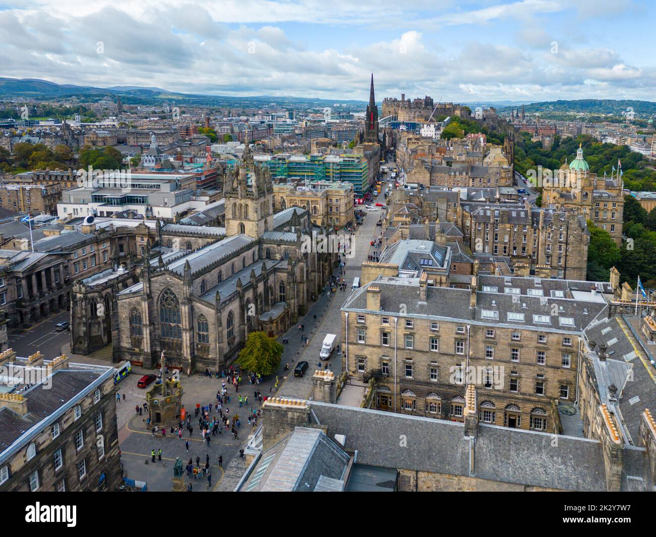 Luftaufnahme der Royal Mile und der St Giles Cathedral in der Altstadt von Edinburgh, Schottland, Großbritannien Stockfoto