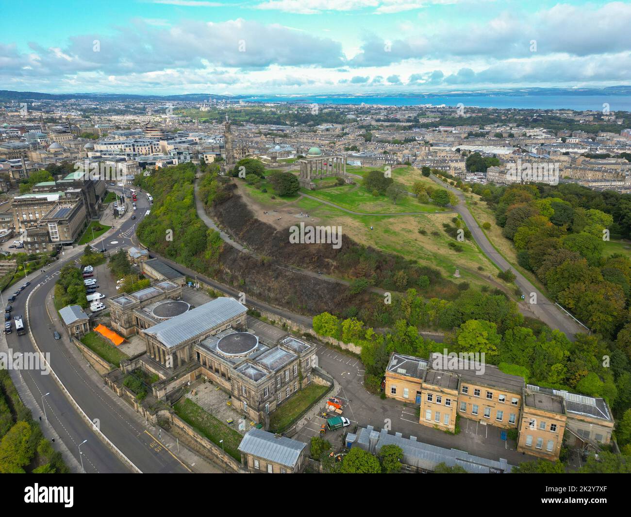 Luftaufnahme von Calton Hill und Old Royal High School in Edinburgh, Schottland, Großbritannien Stockfoto