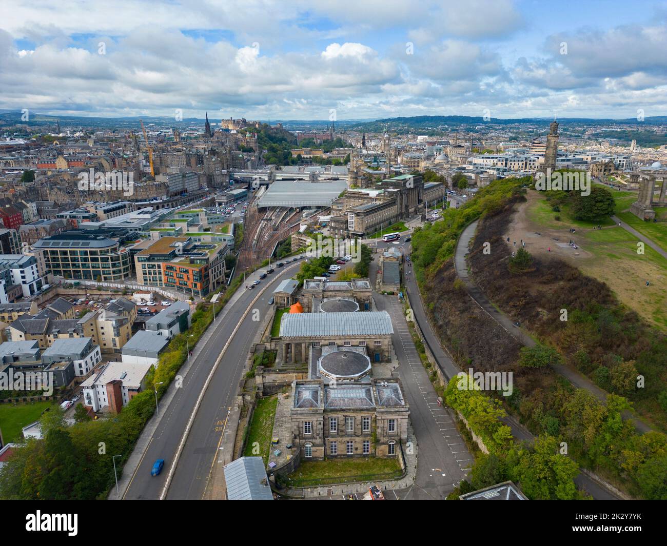 Luftaufnahme der Old Royal High School und der Skyline von Edinburgh, Schottland, Großbritannien Stockfoto