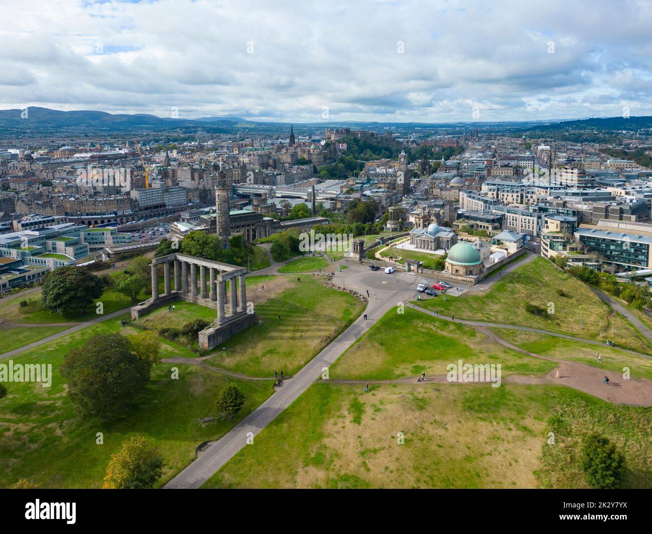 Luftaufnahme von Calton Hill und Skyline von Edinburgh, Schottland, Großbritannien Stockfoto