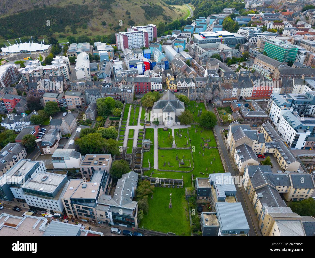 Luftaufnahme der Canongate Kirche und des Friedhofs Edinburgh, Schottland, Großbritannien Stockfoto