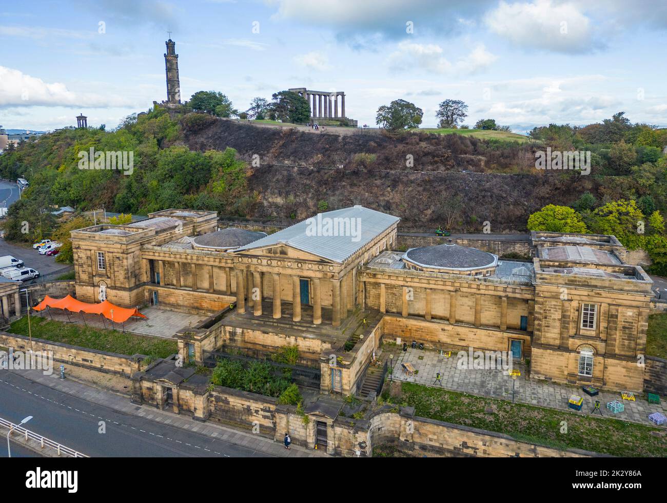Luftaufnahme von Calton Hill und Old Royal High School in Edinburgh, Schottland, Großbritannien Stockfoto