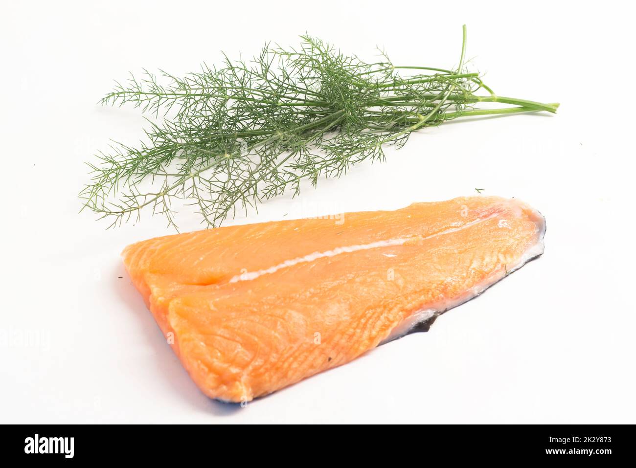 Roher salmo, mariniert mit Fenchel, Zucker und Salz Stockfoto