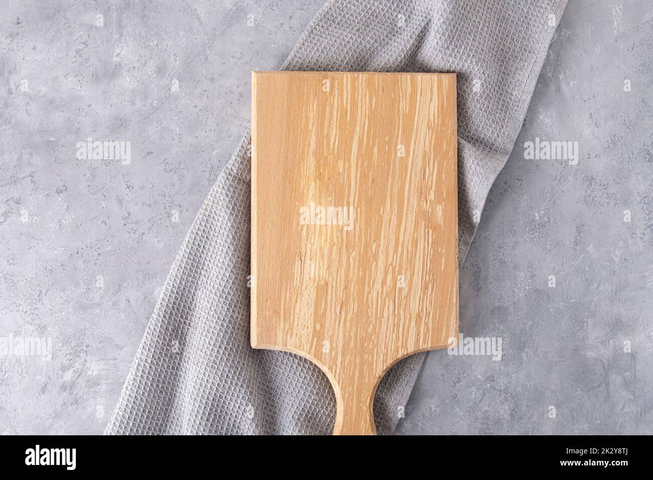 Leeres Holzschneidebrett auf einem Küchentisch. Draufsicht, Kopierbereich, Mockup Stockfoto