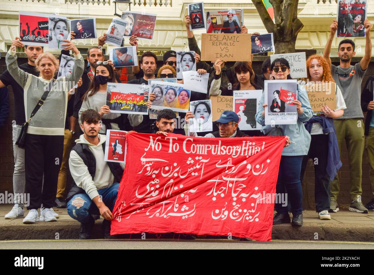 London, Großbritannien. 23. September 2022. Demonstranten versammelten sich vor der Botschaft des Iran in London als Reaktion auf den Tod von Mahsa Amini, der in Polizeigewahrsam im Iran starb, nachdem er festgenommen wurde, weil er angeblich in der Öffentlichkeit kein Kopftuch (Hijab) „richtig“ trug. Kredit: Vuk Valcic/Alamy Live Nachrichten Stockfoto