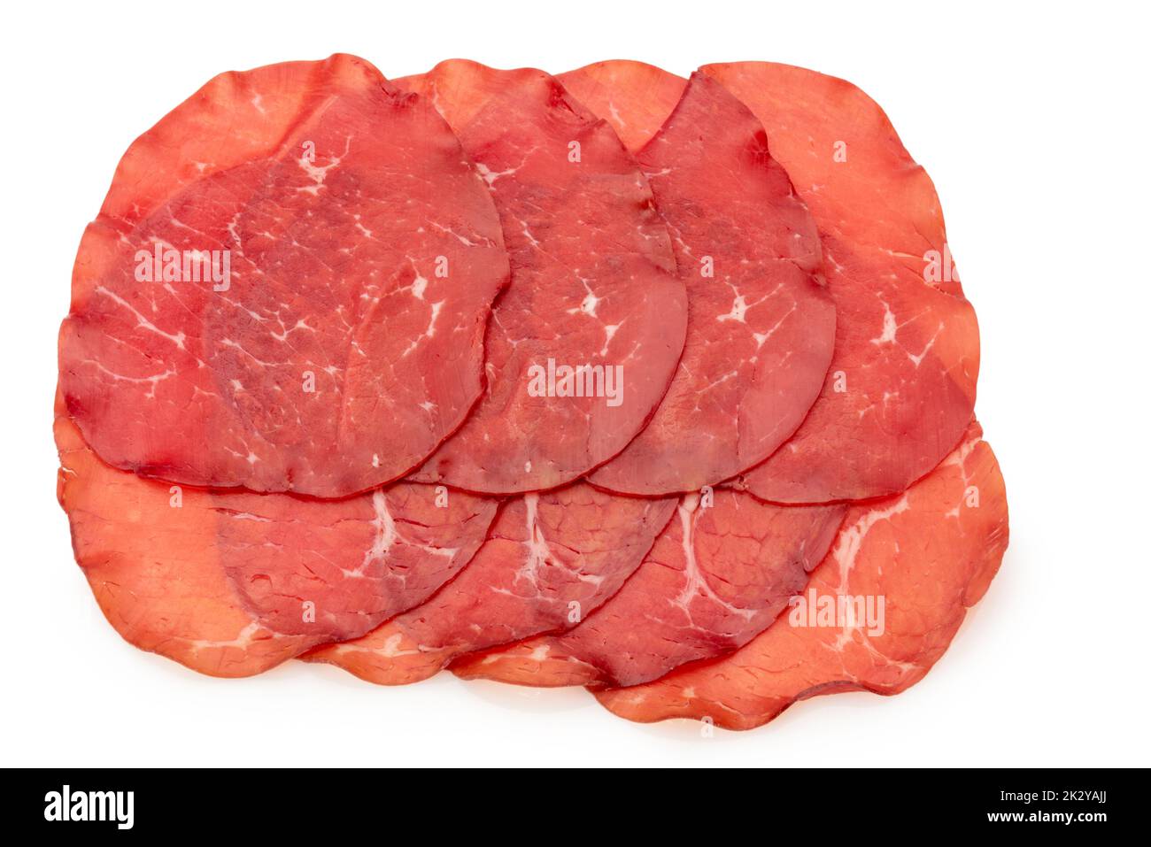 Bresaola Scheiben, italienische getrocknete Rindersalami aus dem Valtellina, isoliert auf weißer Draufsicht, Schnittpfad Stockfoto