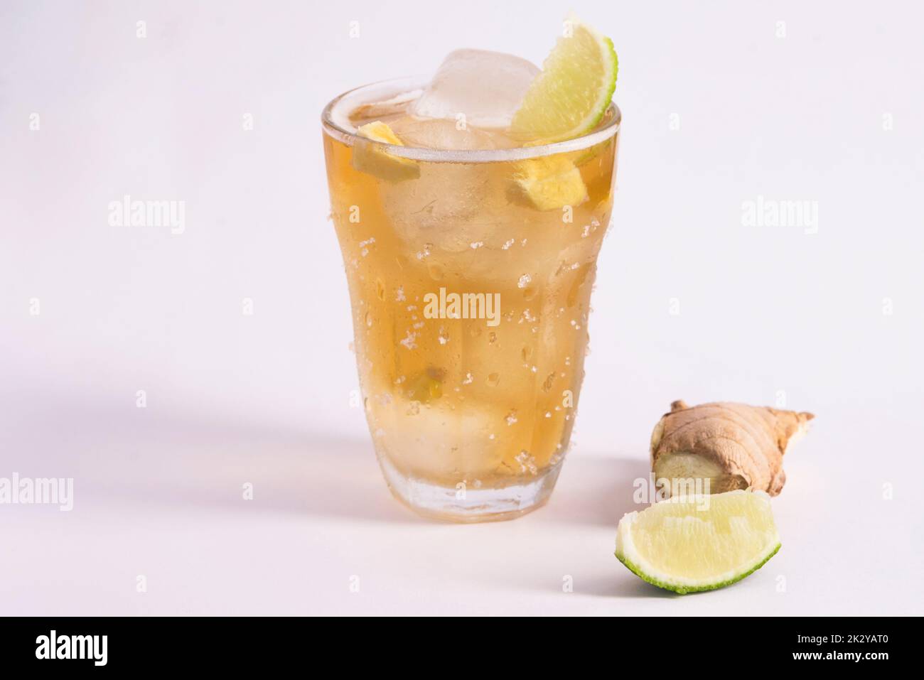 Rosenwasser-Eistee für den Sommer Stockfoto