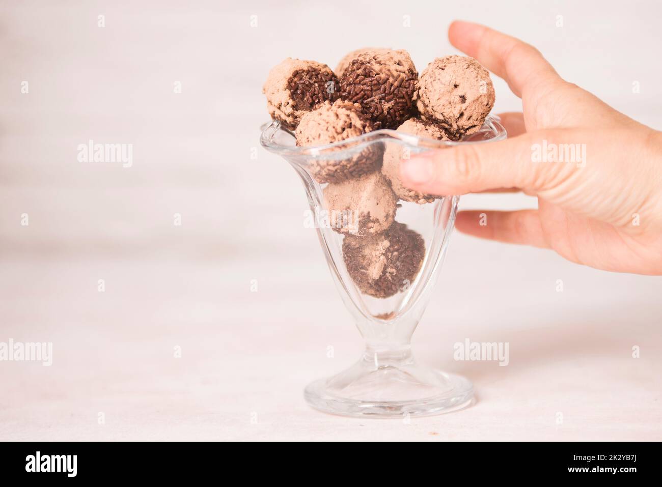 Brigadeiro ist eine typische Süßigkeit der brasilianischen Gastronomie Stockfoto