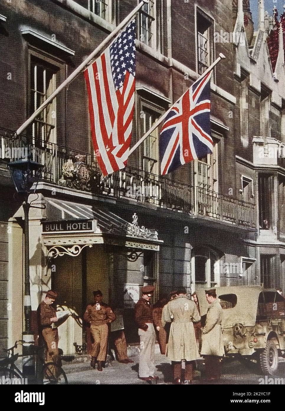 Ein Farbfoto von 1940s amerikanischen Militärangehörigen im denkmalgeschützten Bull Hotel, Cambridge, Großbritannien. Das vierstöckige Hotel wurde 1828 erbaut und befindet sich an der Stelle eines Gasthauses aus dem 1.. Jahrhundert, das als Black Bull bekannt ist. 1941 wurde das Hotel zu einem Zentrum für amerikanische Militärangehörige, die das Bull College , eine Zweigstelle des Programms „Training within Civilian Agencies“ der US-Armee, einführten Stockfoto