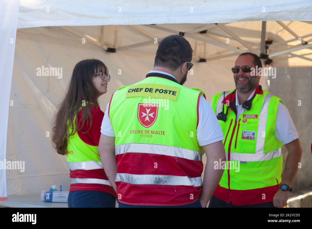 Morlaix, Frankreich - 18 2022. September: Mitglieder des Malteserordens, eines katholischen Laienordens, traditionell militärisch, ritterlich und nobel Stockfoto