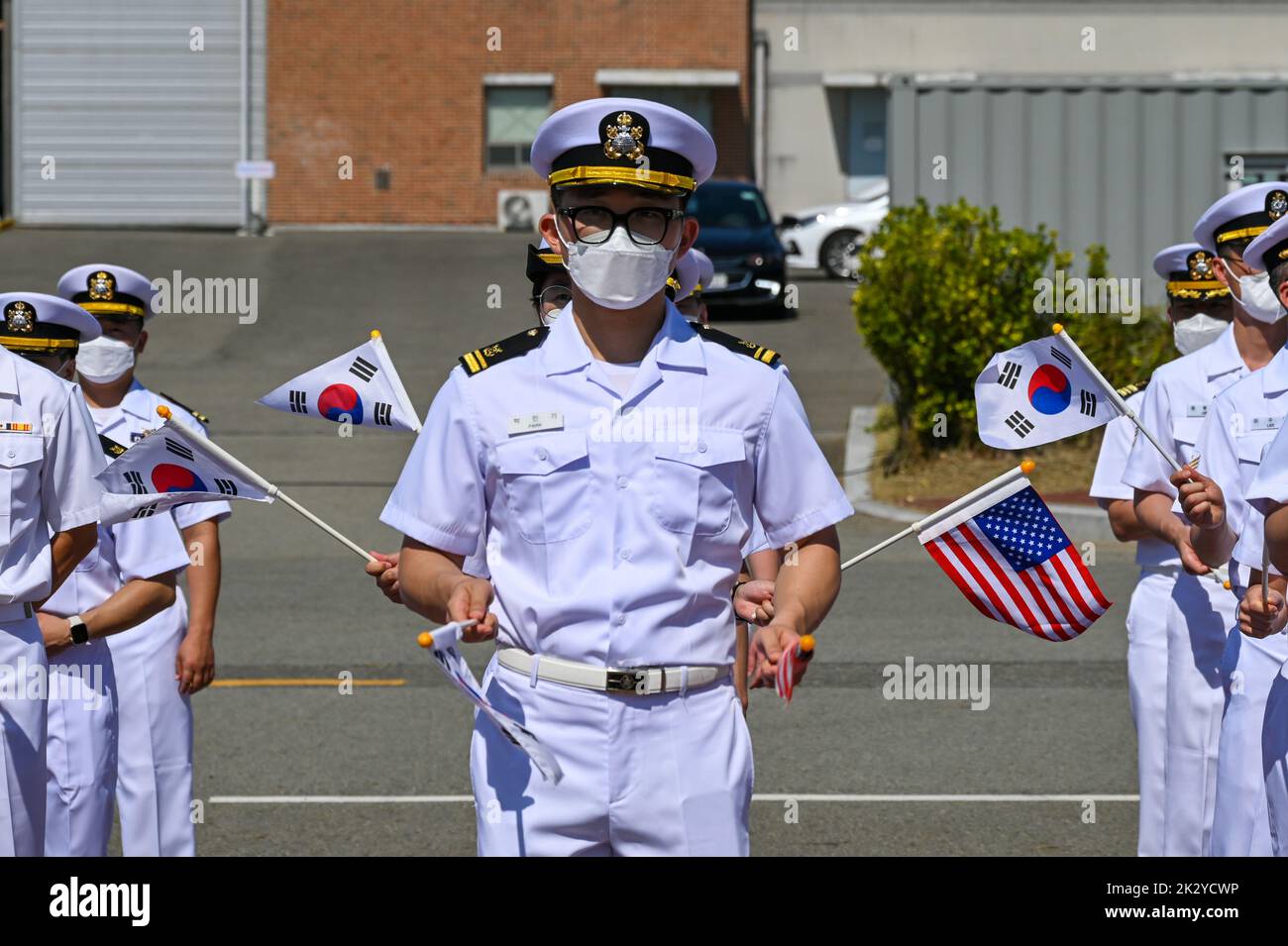 Busan, Südkorea. 23. September 2022. Südkoreanische Matrosen begrüßen die Ankunft des Flugzeugträgers USS Ronald Reagan in Busan, Südkorea, am Freitag, den 23. September 2022. Foto von Thomas Maresca/UPI Credit: UPI/Alamy Live News Stockfoto