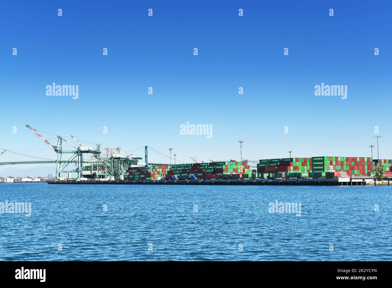 SAN PEDRO, KALIFORNIEN - 21 SEP 2022: Schiffscontainer auf dem Dock im Hauptkanal des Hafens von Los Angeles. Stockfoto