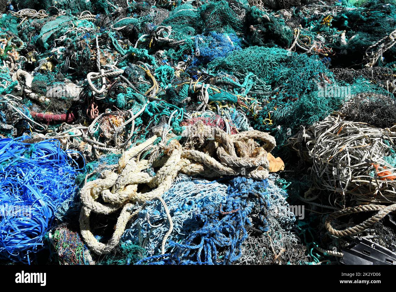Ein großer Haufen von Schleppernetzen, Seilen und Schutt, der aus dem Hafen von Los Angeles ausgebaggert wurde. Fischernetze sind eine der Hauptquellen der Meeresverschmutzung. Stockfoto