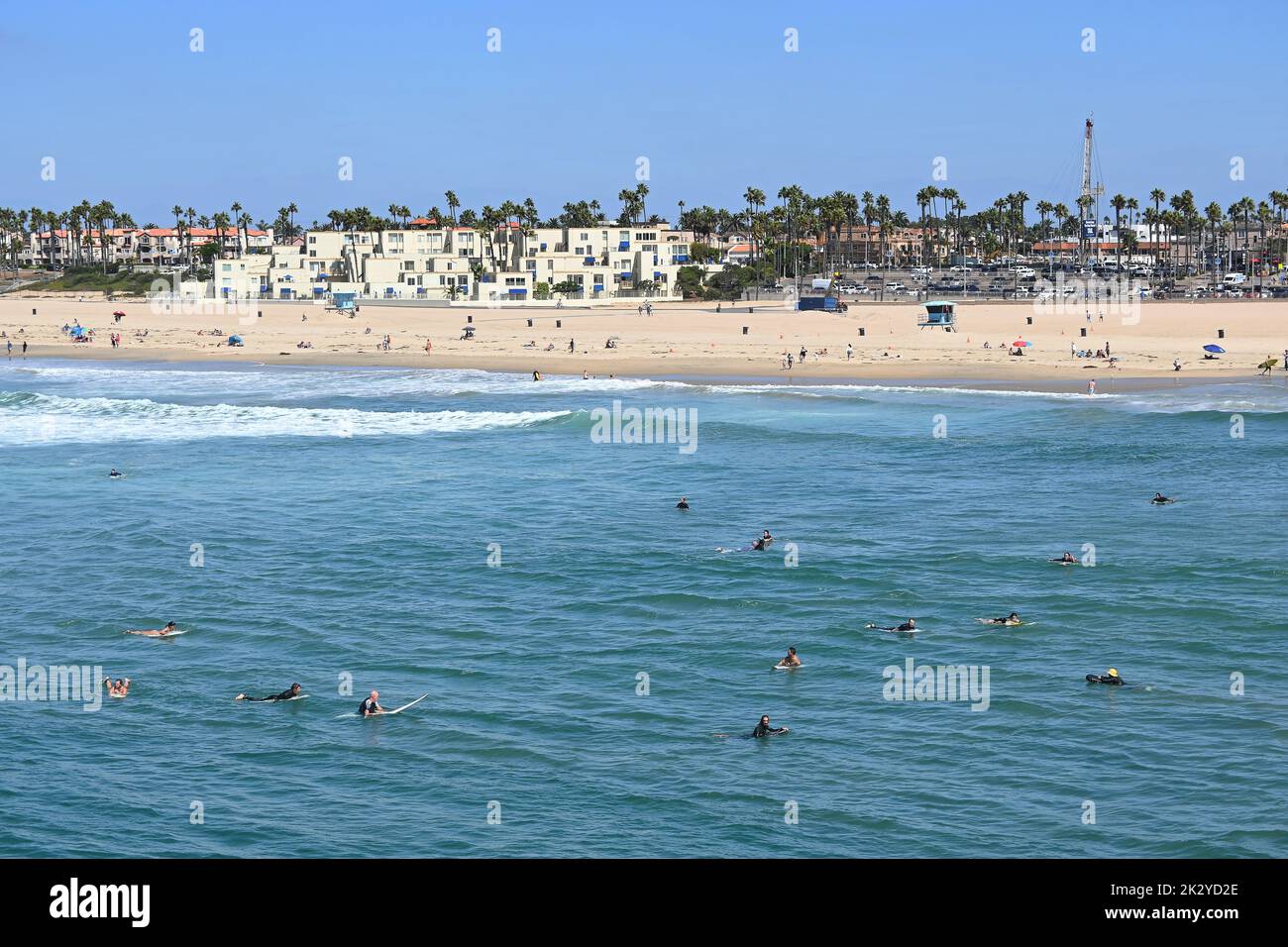 HUNTINGTON BEACH, KALIFORNIEN, 19. SEPTEMBER 2022: Eine große Gruppe von Surfern auf ihren Brettern vor dem Pier in Huntington Beach während des International Surfing Stockfoto