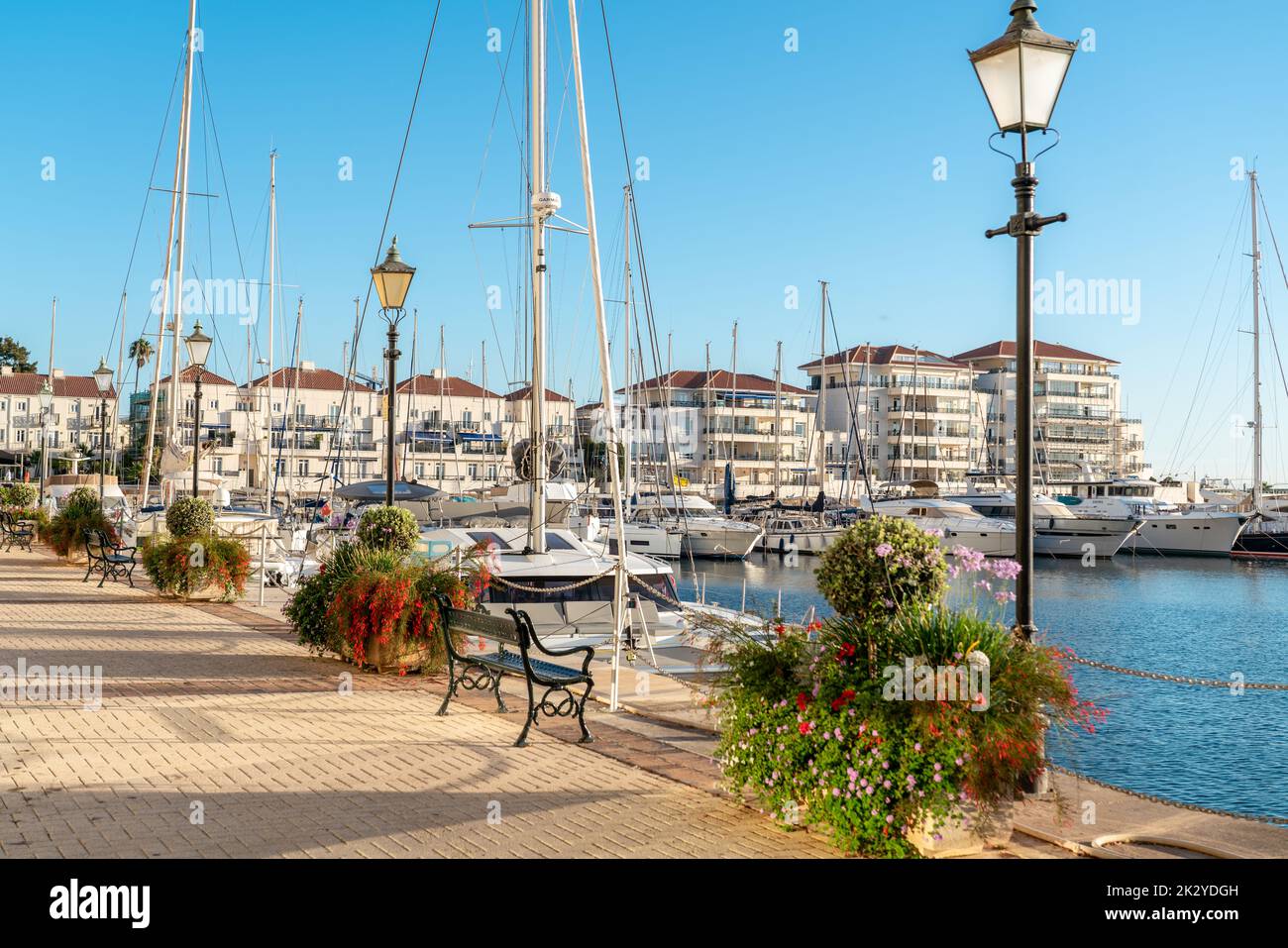 Gibraltar, Vereinigtes Königreich: September 09 2022: Wunderschöne Marina von Gibraltar, bei Sonnenuntergang. Yachten angedockt. Im Hintergrund Luxusvillen und Urbanisationen. Stockfoto