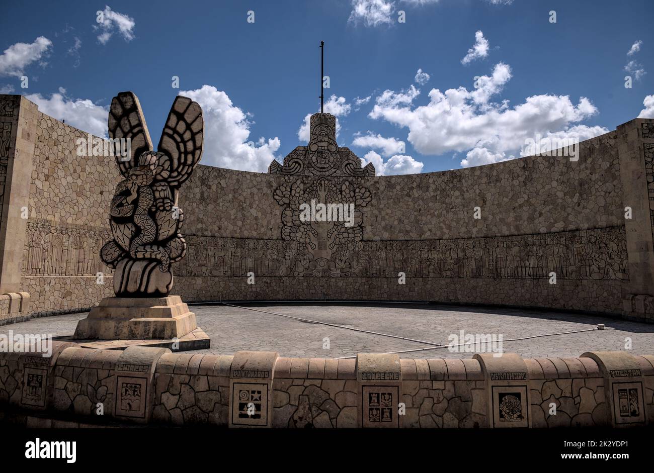 Verkehrskreis Skulptur monumento a la patria in Merida Stadt Mexiko. Handgeschnitzt, um das maya-Erbe der mexikanischen Ureinwohner zu ehren. Stockfoto