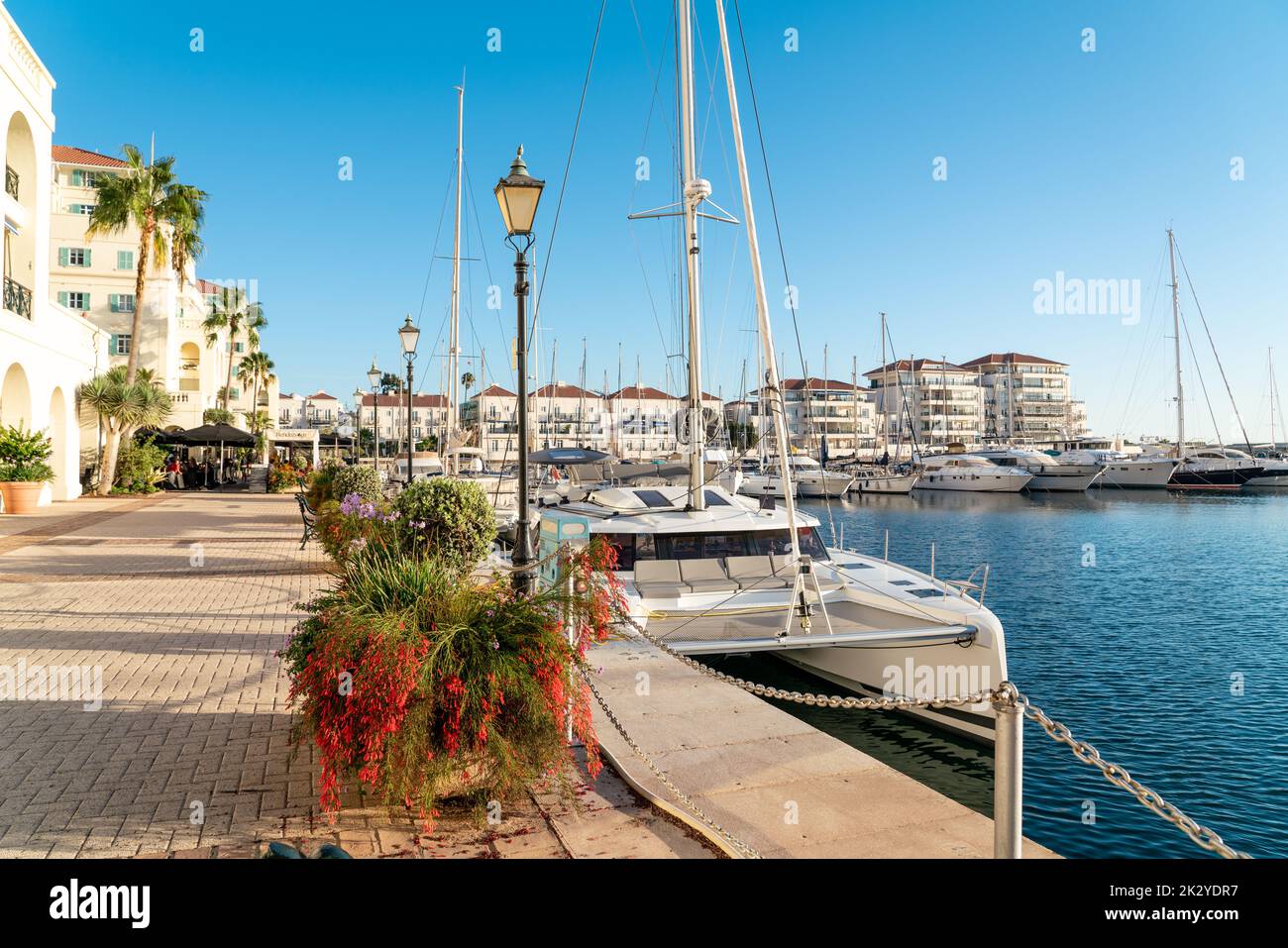Gibraltar, Vereinigtes Königreich: September 09 2022: Wunderschöne Marina von Gibraltar, bei Sonnenuntergang. Yachten angedockt. Im Hintergrund Luxusvillen und Urbanisationen. Stockfoto