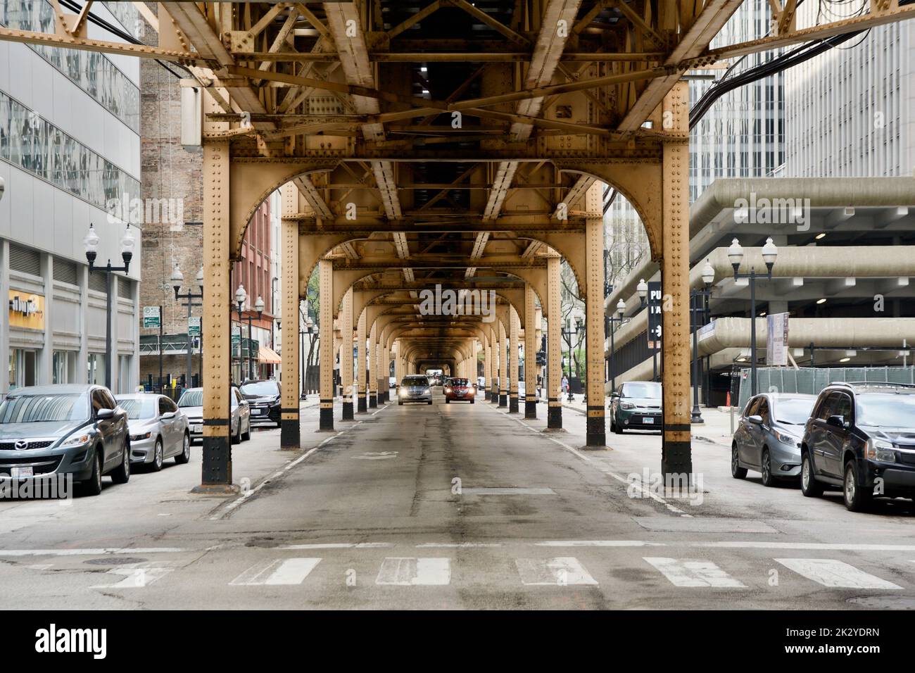 CHICAGO, ILLINOIS, USA - 12. Mai 2018: Straße und erhöhte U-Bahn-Strecke Chicago erhöht in der Innenstadt von Chicago mit Autos nähern Stockfoto