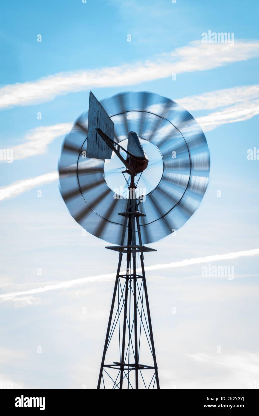 Verzinkte Windmühle im amerikanischen Stil vor blauem Himmel im White Tank Mountain Regional Park in Waddell, Arizona. Stockfoto