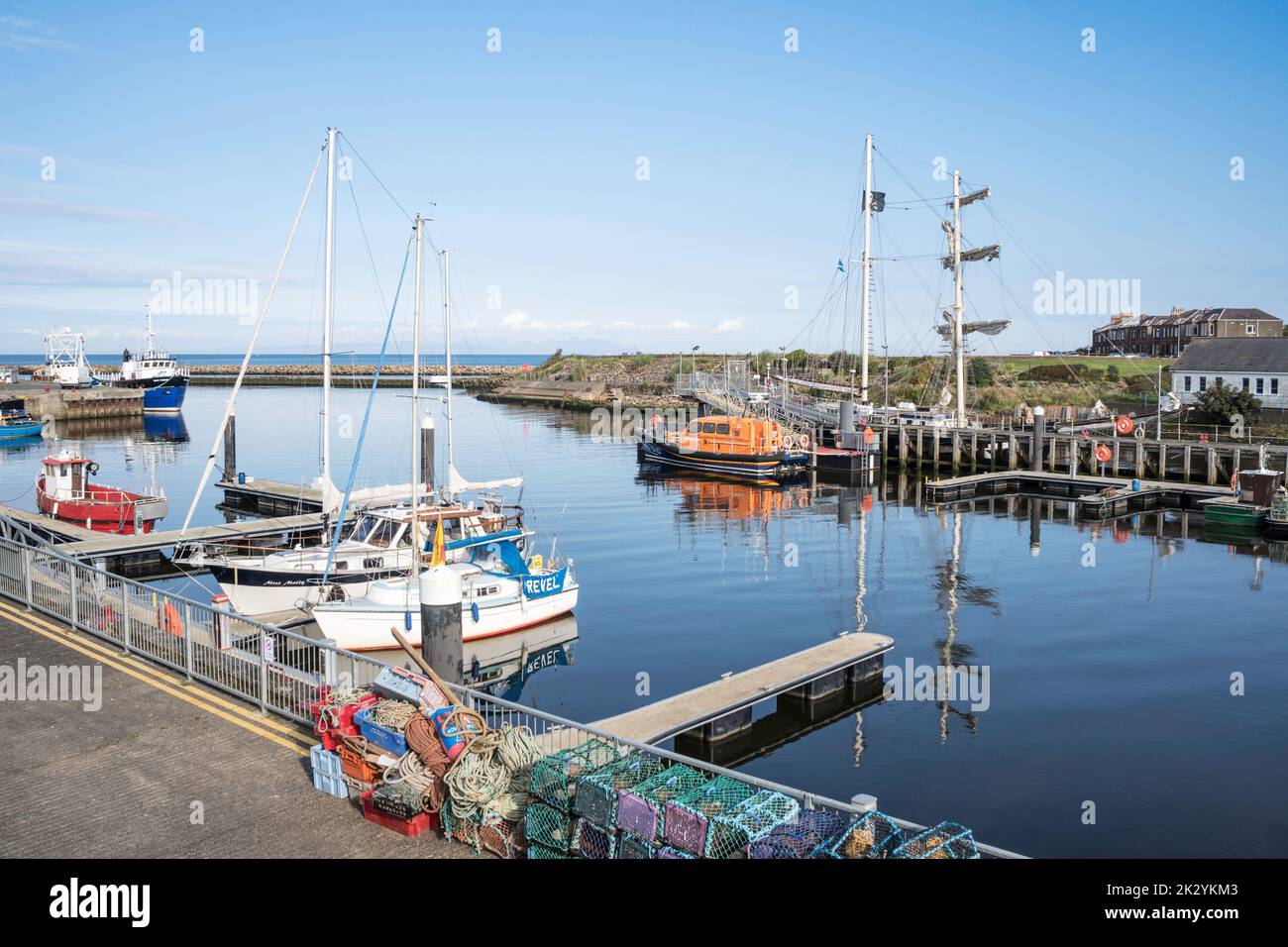 Die Boote sind in der Marina im Hafen von Girvan, South Ayrshire, Schottland, Großbritannien, vertäut Stockfoto