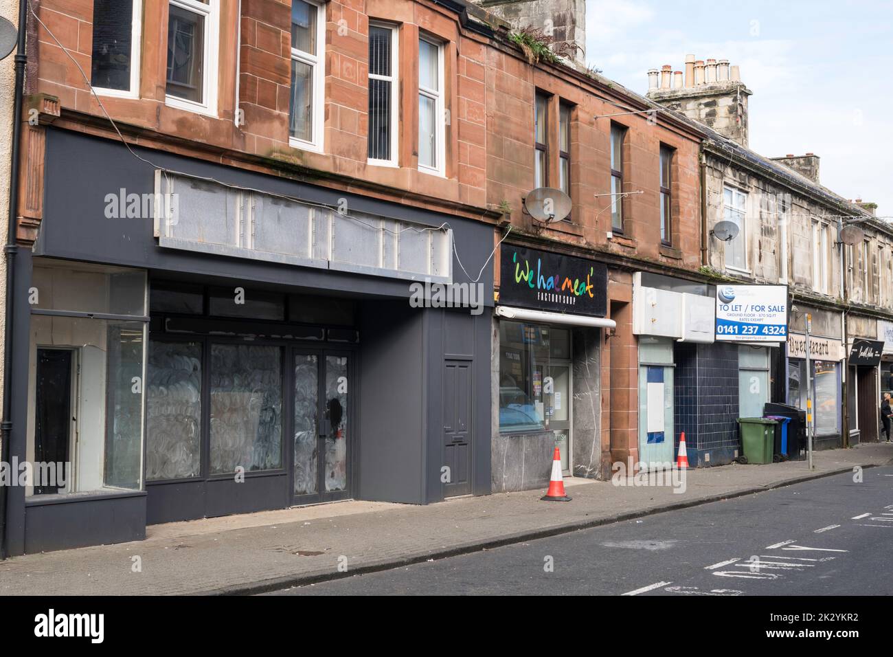 Leere Geschäfte in Dalrymple St., Girvan, South Ayrshire, Schottland, Großbritannien Stockfoto