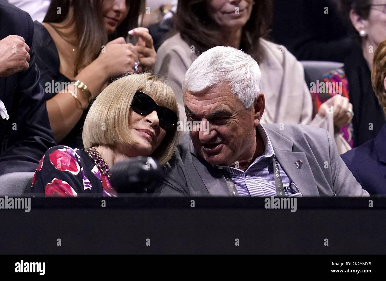 Dame Anna Wintour (links) und Robert Federer am ersten Tag des Laver Cup in der O2 Arena, London. Bilddatum: Freitag, 23. September 2022. Stockfoto