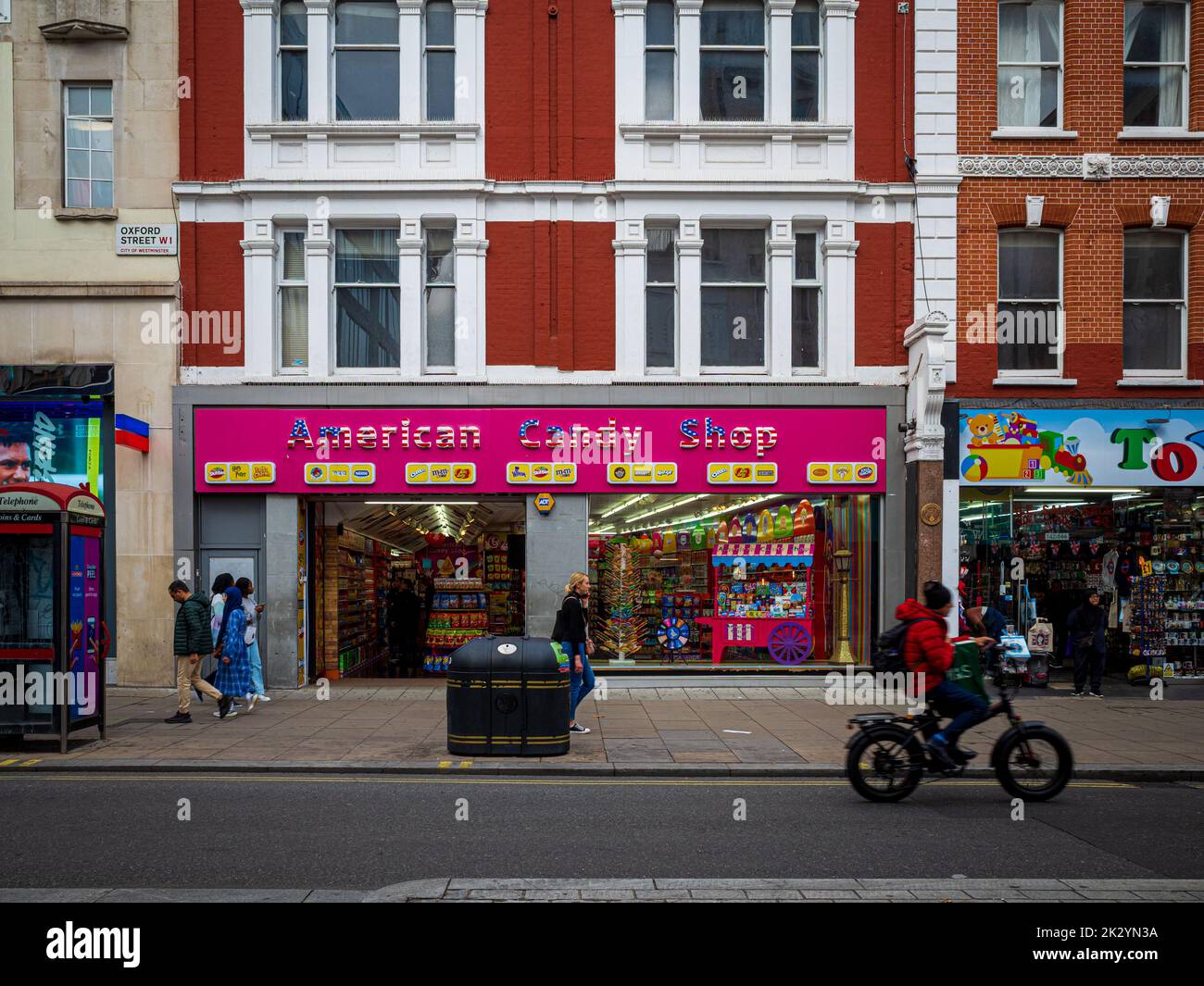 American Candy Shop in der Oxford Street in London. Eine große Anzahl von Pop-up American Candy Shops hat kürzlich in der Oxford Street im Zentrum von London eröffnet. Stockfoto