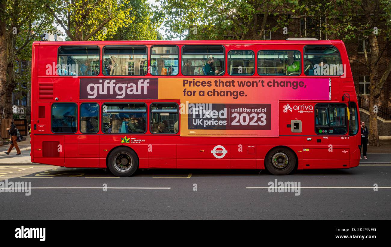 Werbespot von Giffgaff auf der Seite eines Londoner Busses, der Festpreise anwirbt. GiffGaff Werbung. London Bus Advertising. London Transport Advertising. Stockfoto