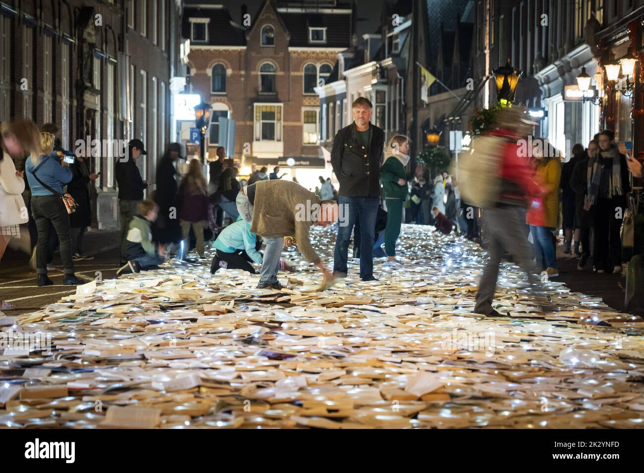 Utrecht, Niederlande. 23. September 2022. 2022-09-23 20:53:08 UTRECHT - eine Kunstinstallation im Zentrum von Utrecht aus 10.000 leuchtenden Büchern des spanischen Kunstkollektivs Luzinterruptus. Die Bücher wurden in den vergangenen Monaten von den Einwohnern von Utrecht anlässlich des Internationalen Literaturfestivals Utrecht (ILFU) gesammelt. ANP JEROEN JUMELET netherlands Out - belgium Out Credit: ANP/Alamy Live News Stockfoto