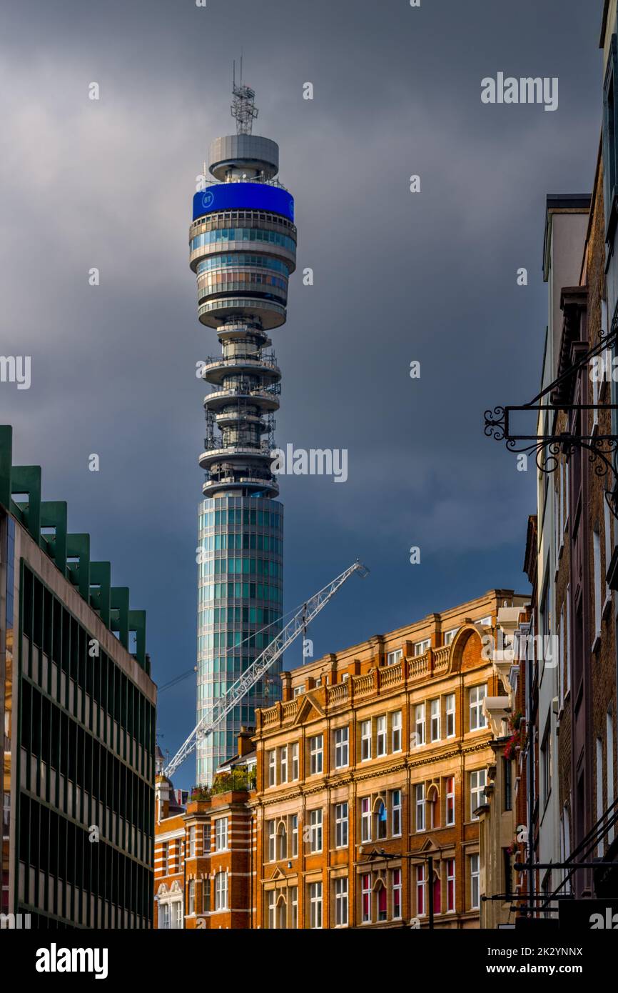 BT Tower London mit neuen 2019 BT-Logo. Der BT Tower, eröffnet im Jahr 1965. Stockfoto