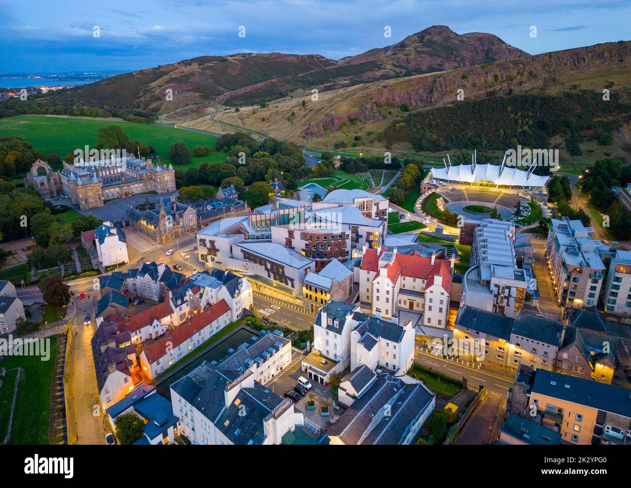 Luftaufnahme von Holyrood und dem schottischen Parlament in Edinburgh, Schottland, Großbritannien Stockfoto