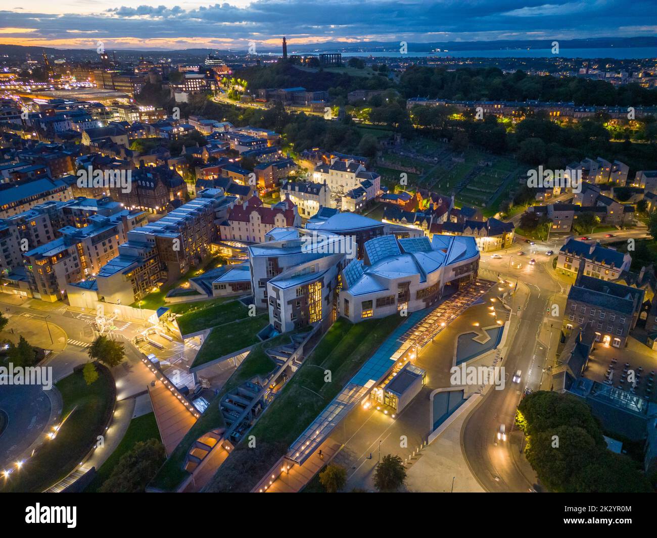 Luftaufnahme bei Nacht des schottischen Parlaments in Holyrood, Edinburgh, Schottland, Großbritannien Stockfoto