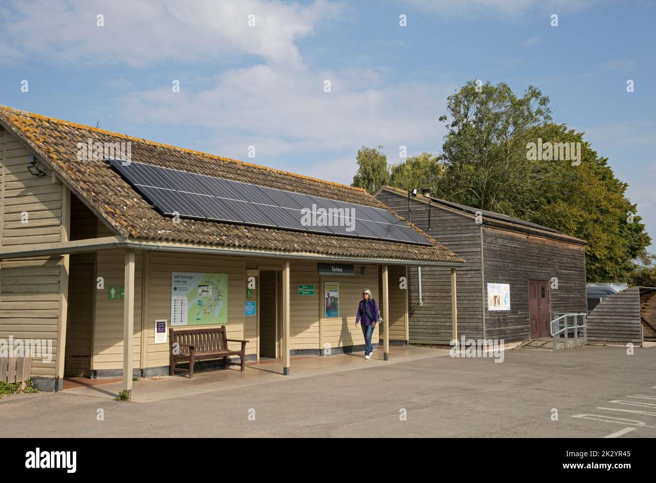 Solar-PV-Paneele auf dem Dach von Toiletten und Nebengebäuden Slimbridge UKWildfowl and Wetlands Trust, Slimbridge, Großbritannien Stockfoto
