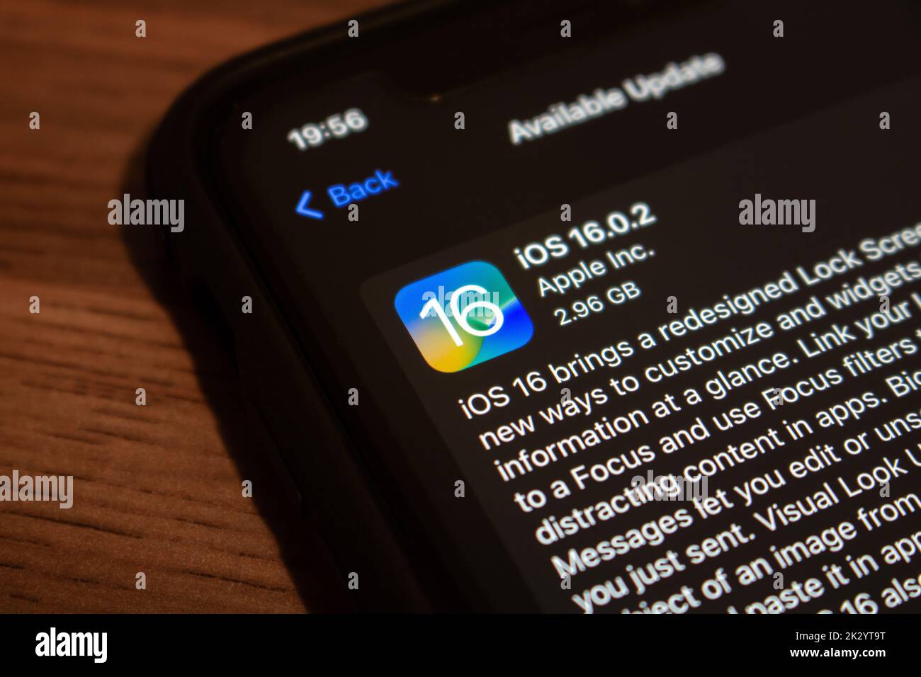 Vancouver, KANADA - Sep 23 2022 : verfügbares Update von iOS 16 (16,0.2) auf einem iPhone. IOS 16 ist die Hauptversion des iOS-Betriebssystems für Mobilgeräte von Apple aus dem Jahr 16. Stockfoto