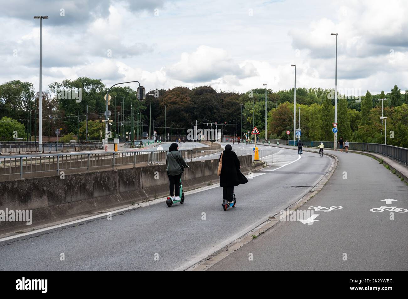 Laeken, Region Brüssel, Belgien, 09 18 2022 - zwei junge Maghreb-Frau, die während des autofreien sonntags einen elektrischen Schritt fährt Stockfoto