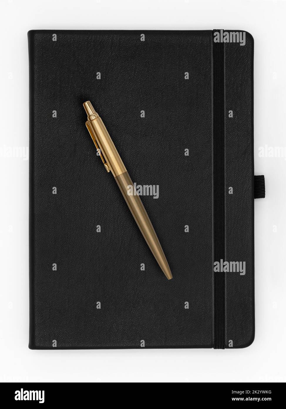 Hochwertiges Notizbuch aus schwarzem Leder mit goldenem Stift auf der Oberseite, isoliert auf weißem Hintergrund Stockfoto