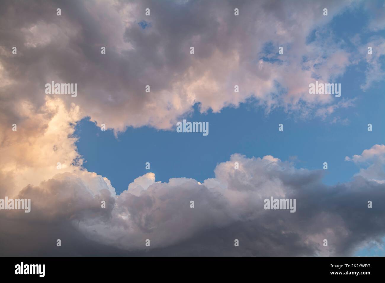 Wolken vermischt mit blauem Himmel Stockfoto