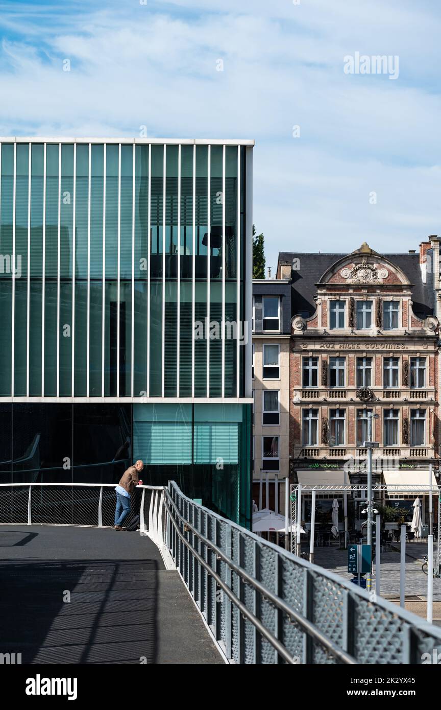 Leuven, Flämisch-Brabant, Belgien - 08 21 2022 - Blick über die Fassade eines privaten Bankhemiers und einer Fußgängerbrücke am Bahnhof Stockfoto