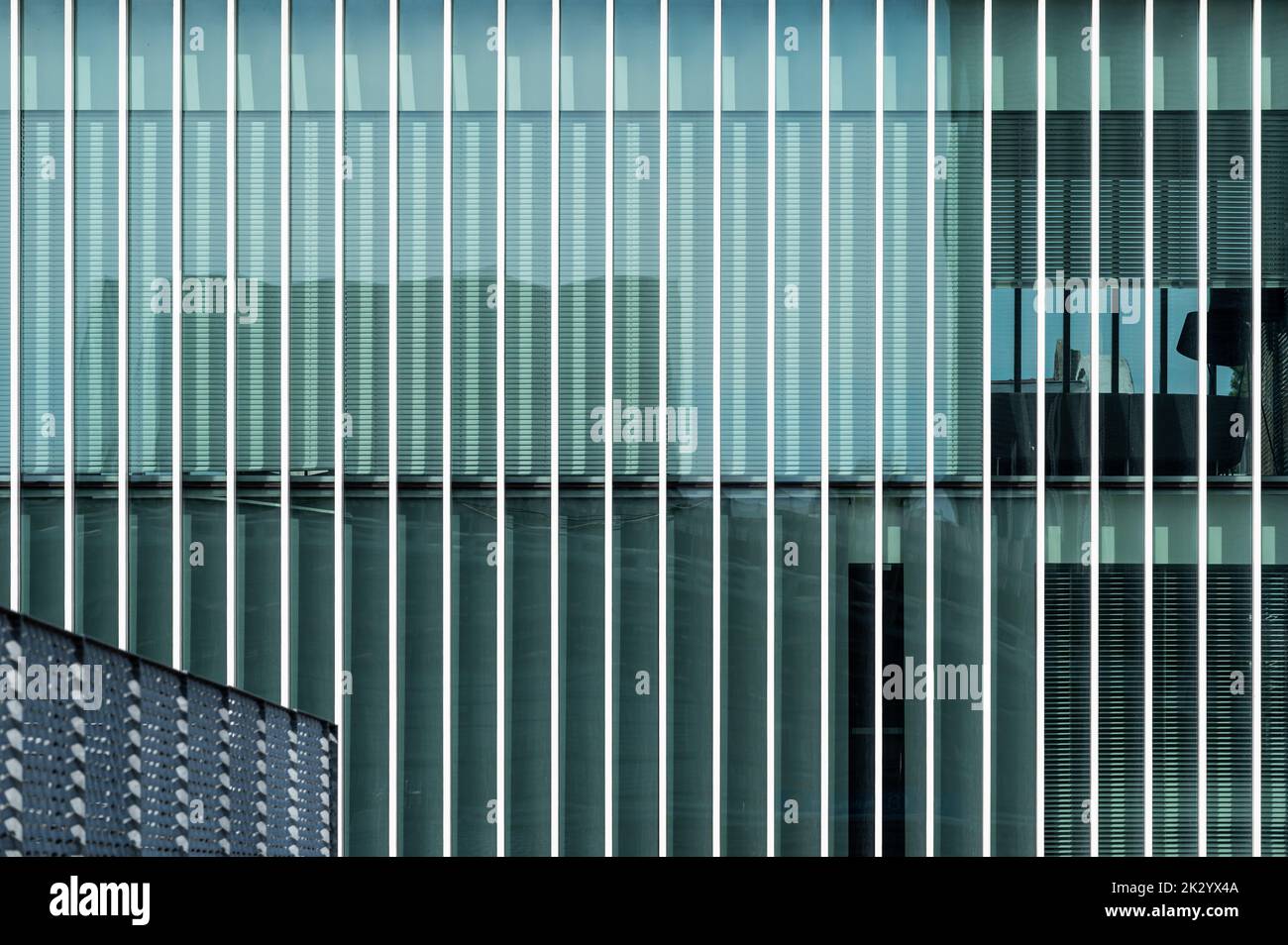 Leuven, Flämisch-Brabant, Belgien - 08 21 2022 - Zeitgenössisches Design und geradlinige Muster von Bürofassaden Stockfoto