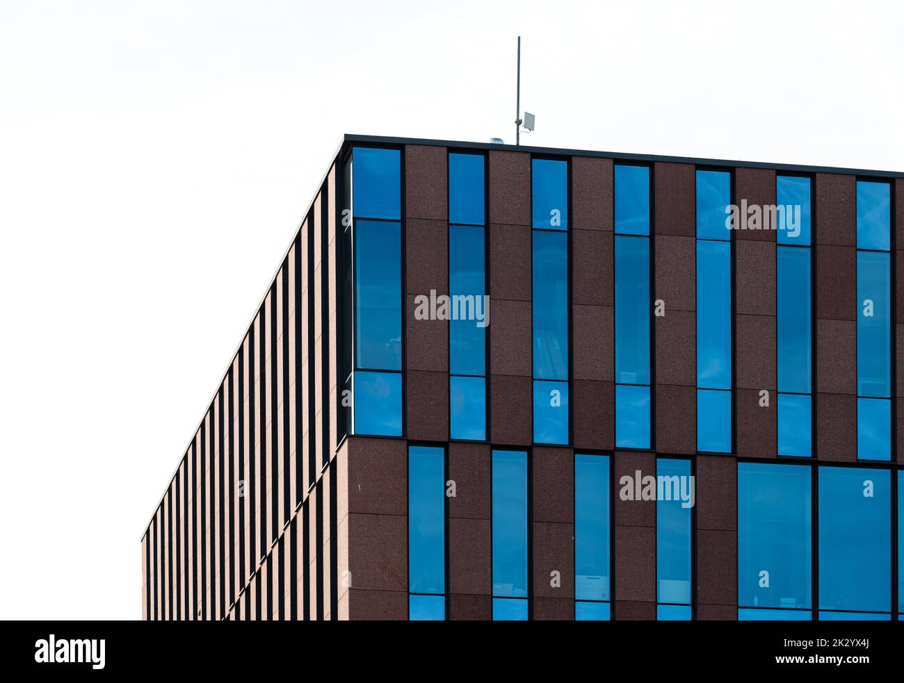 Leuven, Flämisch-Brabant, Belgien - 08 21 2022 - Zeitgenössisches Design und geradlinige Muster von Bürofassaden Stockfoto